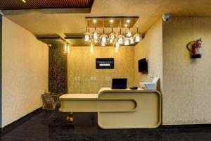 vestíbulo con escritorio y ordenador portátil en Townhouse Subharti University Meerut Formerly Hotel Celebration, en Panchli