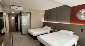 una habitación con dos camas en una habitación de hotel en Jinjiang Inn Select Xi'an Hongmiaopo East Daxing Road, en Xi'an 88 fotos más