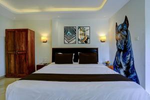 Un dormitorio con una cama grande con una cabeza de lobo en la pared. en Super Collection O Siolim Formerly Celeb Da Luna, en Agarvado