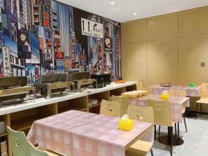 Restaurace v ubytování IU Hotel·Tianjin Binhai New District Yanghuo Market