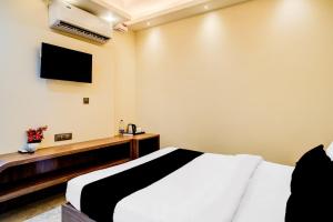 Ένα ή περισσότερα κρεβάτια σε δωμάτιο στο Super Townhouse Bhangagarh Bus Terminal Formerly The Rudra Inn