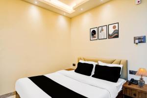 Ένα ή περισσότερα κρεβάτια σε δωμάτιο στο Super Townhouse Bhangagarh Bus Terminal Formerly The Rudra Inn +30 φωτογραφίες