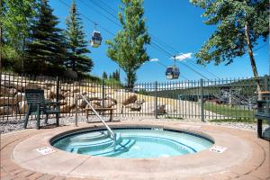 Πισίνα στο ή κοντά στο Ski-In/Ski-Out Zephyr 1 Bedroom Condo Winter Park +49 φωτογραφίες