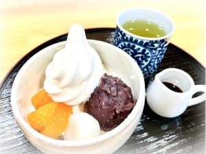 una ciotola di gelato e frutta con una tazza di caffè di まだらおの湯 a Nakano