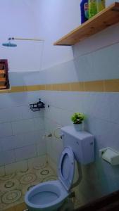 ディアニ・ビーチにあるZion Apartment Dianiのバスルーム(植物のあるトイレ付)