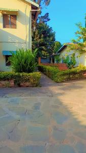 ディアニ・ビーチにあるZion Apartment Dianiの石畳の家の前の道路