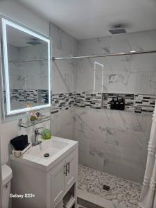 een witte badkamer met een wastafel en een douche bij Heavenly Hideaway in Holly Hill