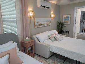 een kleine slaapkamer met een bed en een bank bij Heavenly Hideaway in Holly Hill