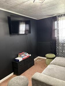 Posezení v ubytování Big Group Getaway House Near Chicago