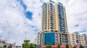 ein hohes Gebäude mit Seitenfenstern in der Unterkunft City Comfort Inn Nanning Wuming Xiangshan Avenue in Wuming