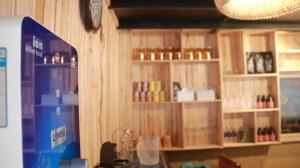 ein Raum mit Holzwänden und Regalen in einem Laden in der Unterkunft Pavi Lodge in Mèo Vạc
