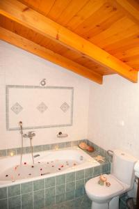 La salle de bains est pourvue d'une baignoire, de toilettes et d'un lavabo. dans l'établissement Mylos Hotel Apartments, à Platanias 77 autres photos