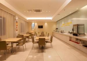 Телевизор и/или развлекательный центр в City Comfort Inn Wuhan Zoo Guobo Maying Road Metro Station