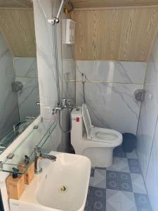 ein Badezimmer mit Waschbecken und Toilette in der Unterkunft Pavi Lodge in Mèo Vạc + 41 Fotos