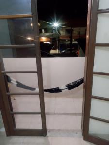 una porta a vetri con vista sulla città di Casa Petrópolis a Petrópolis