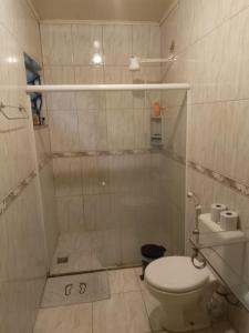 un piccolo bagno con wc e doccia di Casa Petrópolis a Petrópolis