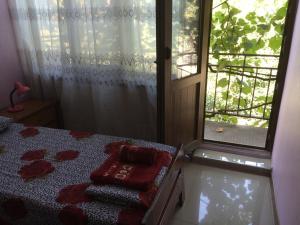 Ein Bett oder Betten in einem Zimmer der Unterkunft Alex's Cosy Guesthouse