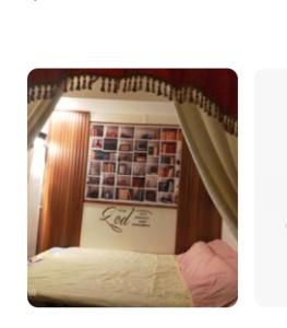 un miroir sur un lit dans une chambre dans l'établissement JC Palace Residence, à Manille