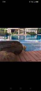 une photo d'une piscine dans un immeuble dans l'établissement JC Palace Residence, à Manille