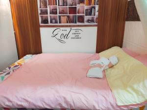 un lit avec deux serviettes dessus dans l'établissement JC Palace Residence, à Manille 13 autres photos