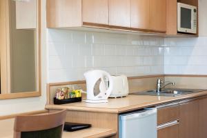 Nhà bếp/bếp nhỏ tại Colonial Terrace Motor Inn +19 ảnh