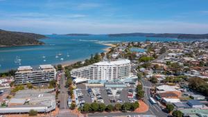una vista aerea di una città e di un porto di Ocean Jewel a Ettalong Beach 1 altra foto