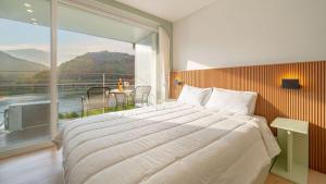 Nespecifikovaný výhled na hory nebo výhled na hory při pohledu z prázdninového domu