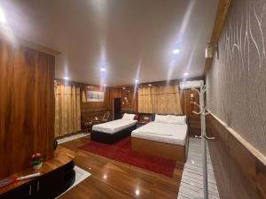 Postel nebo postele na pokoji v ubytování Hotel Swargalok