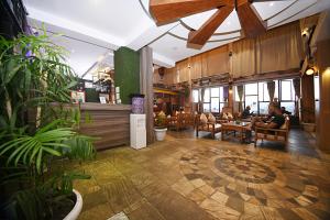 een lobby van een restaurant met mensen in stoelen bij Hotel De Universal in Kathmandu