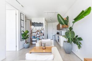 una sala de estar con un sofá y una mesa en 216-Koi living Ballito, en Ballito