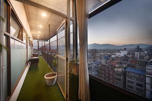 een balkon met uitzicht op de stad bij Hotel De Universal in Kathmandu