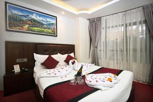 een hotelkamer met een bed en een raam bij Hotel De Universal in Kathmandu +44 foto's