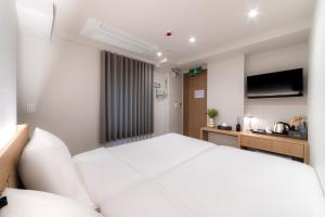 En eller flere senge i et værelse på Hi Stay EULJIRO