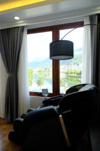 un salon avec un canapé et une grande fenêtre dans l'établissement Monaco Hotel, à Sa Pa