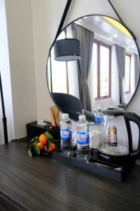 - une table avec 2 bouteilles d'eau et un miroir dans l'établissement Monaco Hotel, à Sa Pa 21 autres photos
