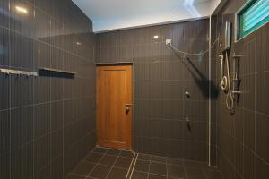 een badkamer met een douche en een houten deur bij Grand Villa Kalametiya in Kalametiya +38 foto's