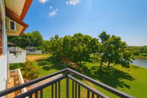 een uitzicht vanaf het balkon van een huis bij Grand Villa Kalametiya in Kalametiya