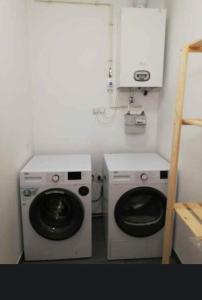 un lavadero con lavadora y lavadora en Bruma, en Vilagarcía de Arousa 10 fotos más