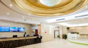 a lobby with a person standing at a counter at GreenTree Alliance Hotel Yancheng Engineering College Dayangwan Scenic Area in Ti-pa-yung