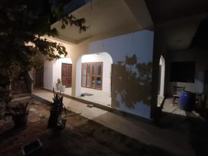 sala de estar con pared azul y TV en villa Calm Haven, en Unawatuna