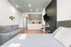 a room with a bed and a couch and a kitchen at COMFISTAY Plac Piłsudskiego 8 - Rynek i Amfiteatr in Opole