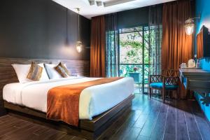 Chiangkhong Teak Garden Riverfront Onsen Hotel- SHA Extra Plus客房内的一张或多张床位