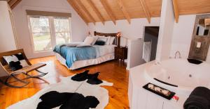 Katil atau katil-katil dalam bilik di Abbys Cottages Bright