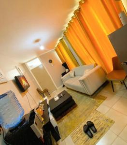 Et tv og/eller underholdning på Elegant One bedroom with swimming pool