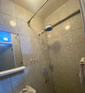 Et badeværelse på Elegant One bedroom with swimming pool