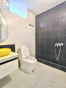 JāmbにあるAuroPoP - Compact BR farmstay in Aurovilleのバスルーム(白いトイレ、シャワー付)