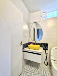 JāmbにあるAuroPoP - Compact BR farmstay in Aurovilleのバスルーム(黄色の洗面台、鏡付)
