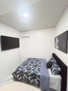 une chambre avec un lit et une télévision à écran plat dans l'établissement Elegant 1-Bedroom Retreat, à Miami