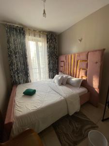 En eller flere senge i et værelse på Elegant One bedroom with swimming pool