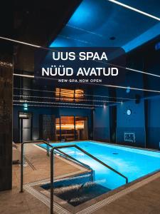 ein Schwimmbad mit einem Schild, auf dem „US Spa Nub Aquarium“ steht in der Unterkunft Arensburg Boutique Hotel & Spa in Kuressaare